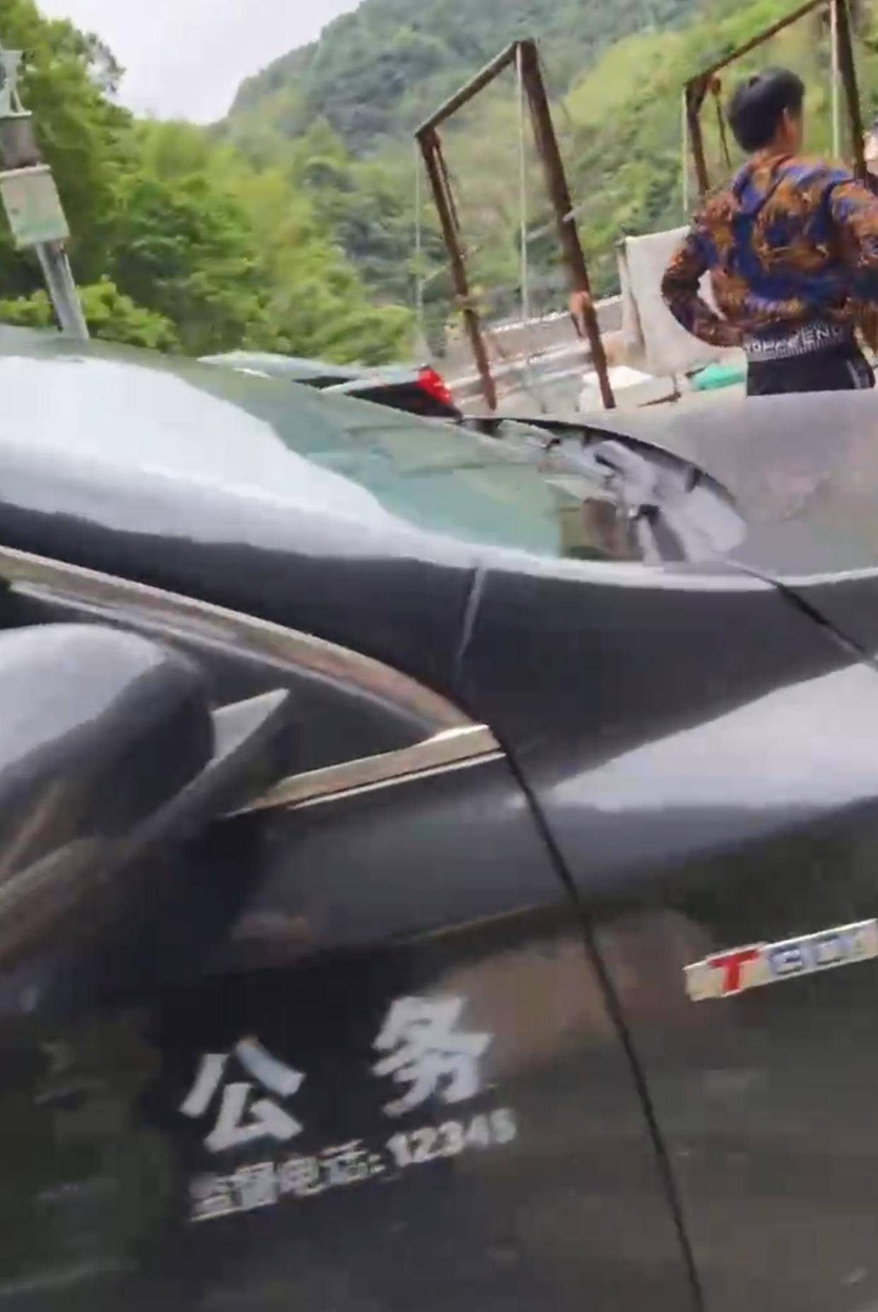 皇冠信用网申请_网友称风景区内“公务车”遮挡前后牌;永嘉交警:已关注皇冠信用网申请,正核实