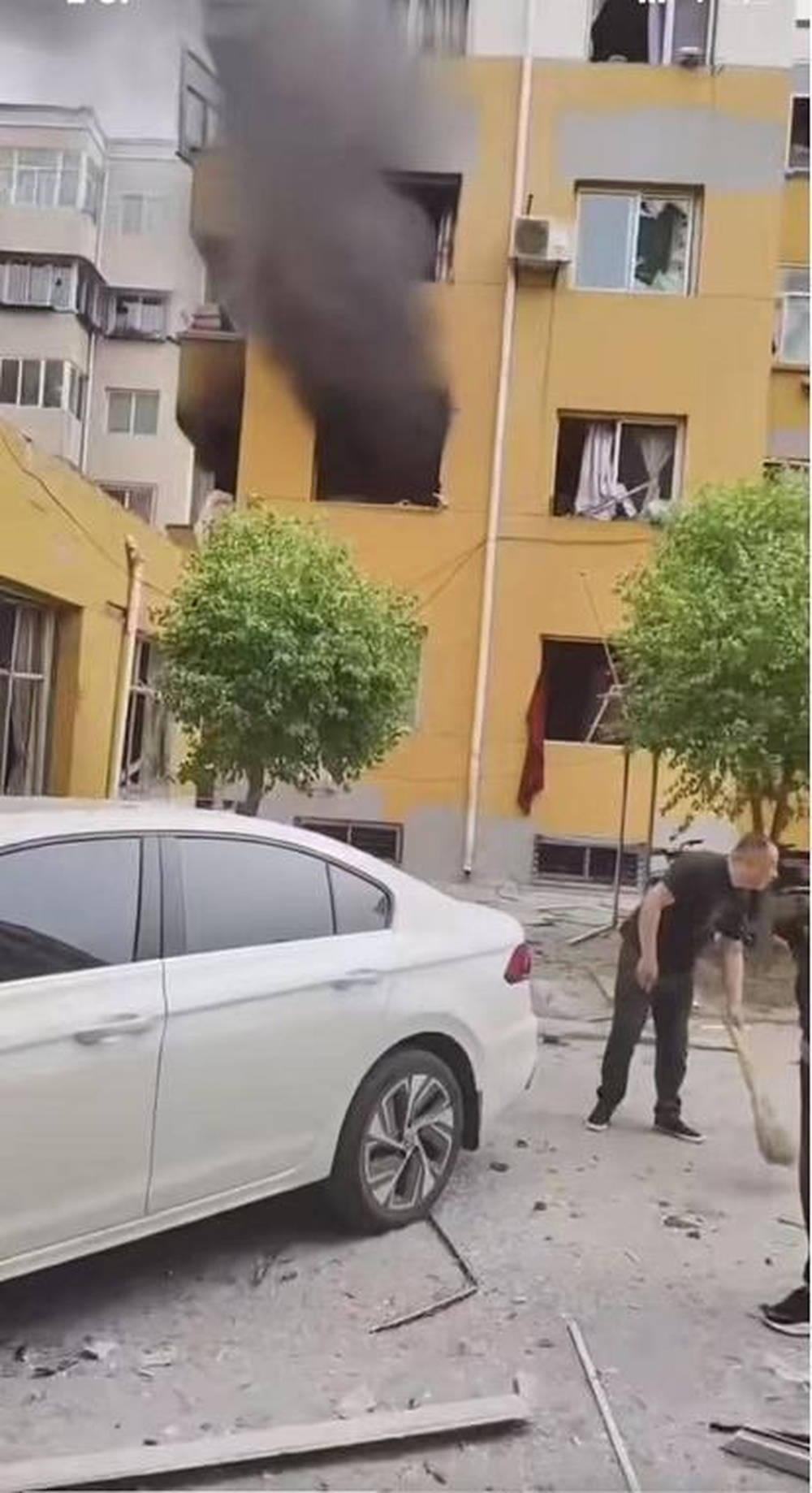 皇冠信用网结算日_山西汾阳一男子清早回家抽烟时引发闪爆皇冠信用网结算日,多户窗玻璃被震碎