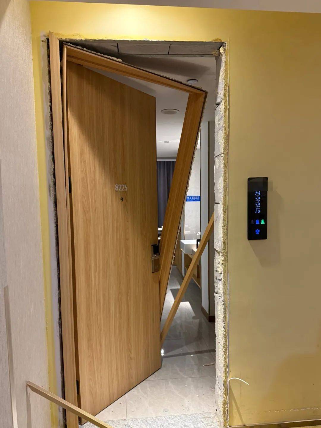 皇冠信用网代理申请_男子在杭州一酒店洗澡时被陌生人暴力闯入皇冠信用网代理申请,房间大门被踢烂,踹门男子怀疑前女友正在酒店与他人开房