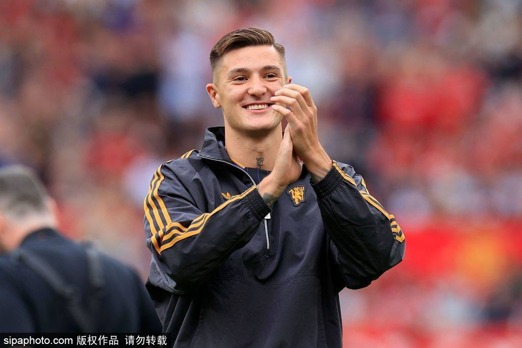 皇冠足球管理平台出租_曼联强烈否认与多纳鲁马的传闻：门将位置并非引援优先目标