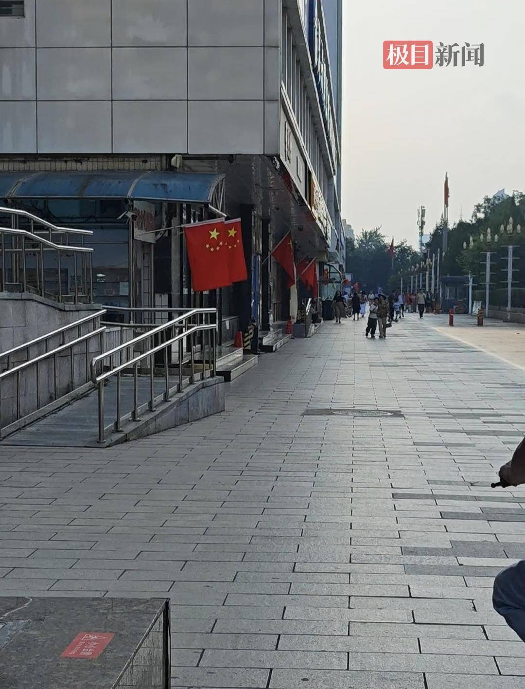 英雄联盟:LA LIGUE FRANCAISE(5场3胜)_九三阅兵前的北京复兴门外大街:街头店铺挂满五星红旗