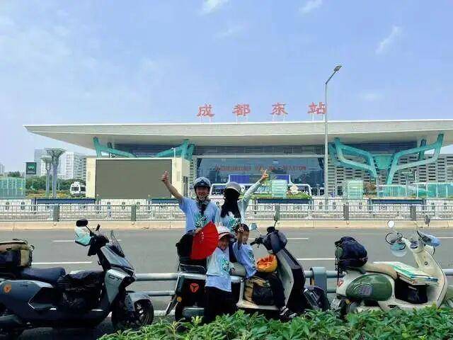 叶尼塞vs索科尔萨拉托夫_骑电瓶车带两娃跨越2000公里!安徽一家四口17天抵达成都叶尼塞vs索科尔萨拉托夫,本人回应:用喜爱的方式带孩子看世界