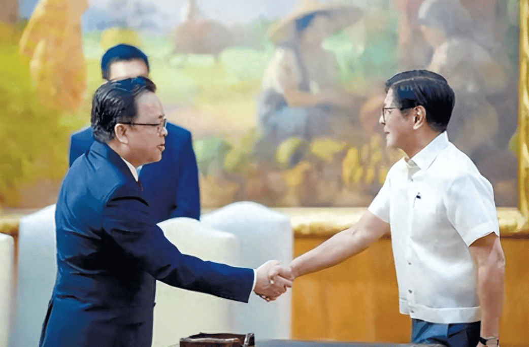 皇冠信用网开户_顾不上脸面了皇冠信用网开户,马科斯紧握中方大使的手,托大使给北京带句话