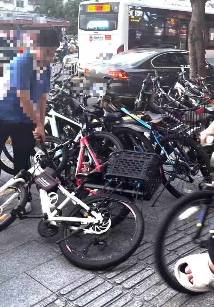 皇冠信用网押金多少_深圳一医院门口被指“举步维艰”皇冠信用网押金多少!整治后记者实探:仍很堵