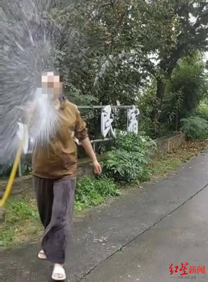 皇冠信用网登3代理_游客景区内“捡板栗壳”与民宿老板起冲突皇冠信用网登3代理,官方曾发文邀约捡板栗,景区称已处理完毕