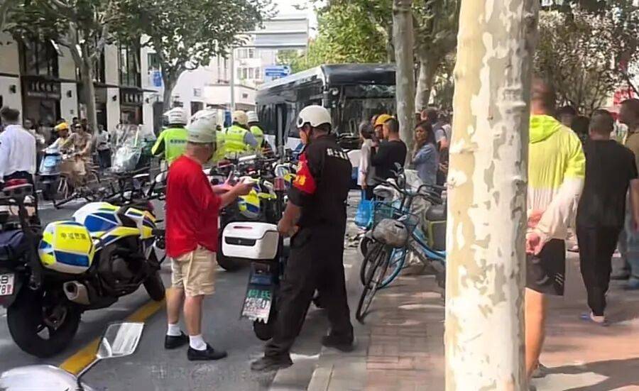 皇冠信用網去哪里弄
_上海警方:叶某(男皇冠信用網去哪里弄
,57岁)寻衅滋事,已被拘!