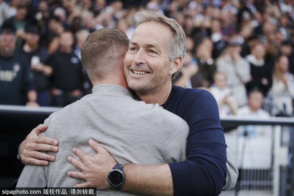 皇冠足球管理平台出租
_青岛西海岸俱乐部重罚张呈栋皇冠足球管理平台出租
!三停处罚背后的深层原因与影响