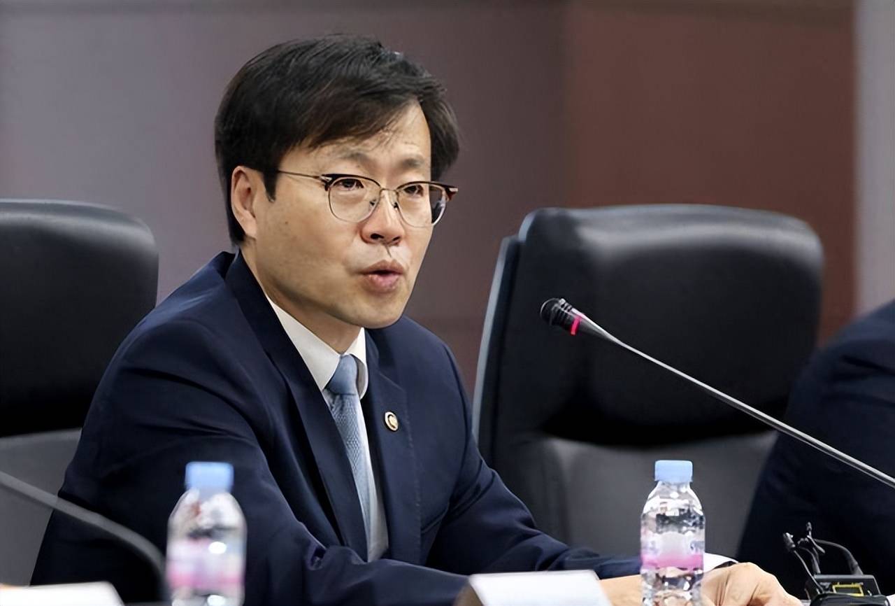 皇冠信用网开号_李成钢接到韩国紧急来电皇冠信用网开号，已被中国的反制打疼，主动联系中方请求解除制裁！