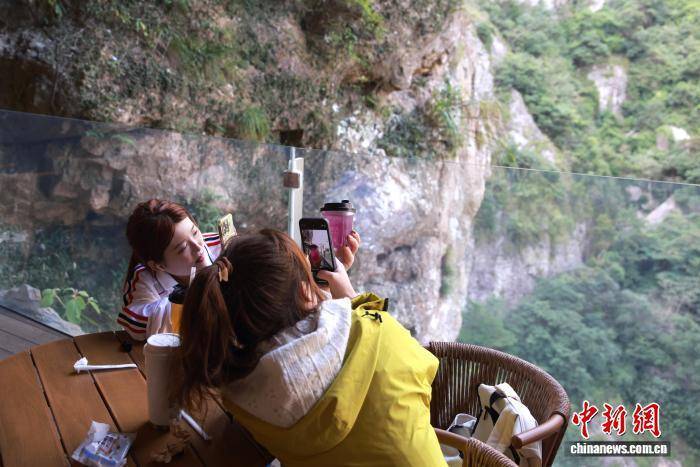 如何代理皇冠信用
_浙江温州乐清雁荡山:悬崖咖啡助力传统景区焕新出圈