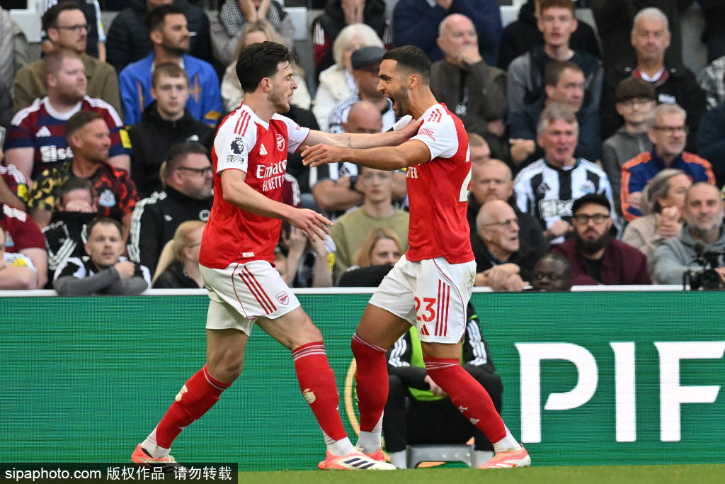 皇冠信用網登1
_蜂王与狼王皇冠信用網登1
!赛后曼联两大新援姆伯莫和库尼亚紧紧拥抱庆祝胜利