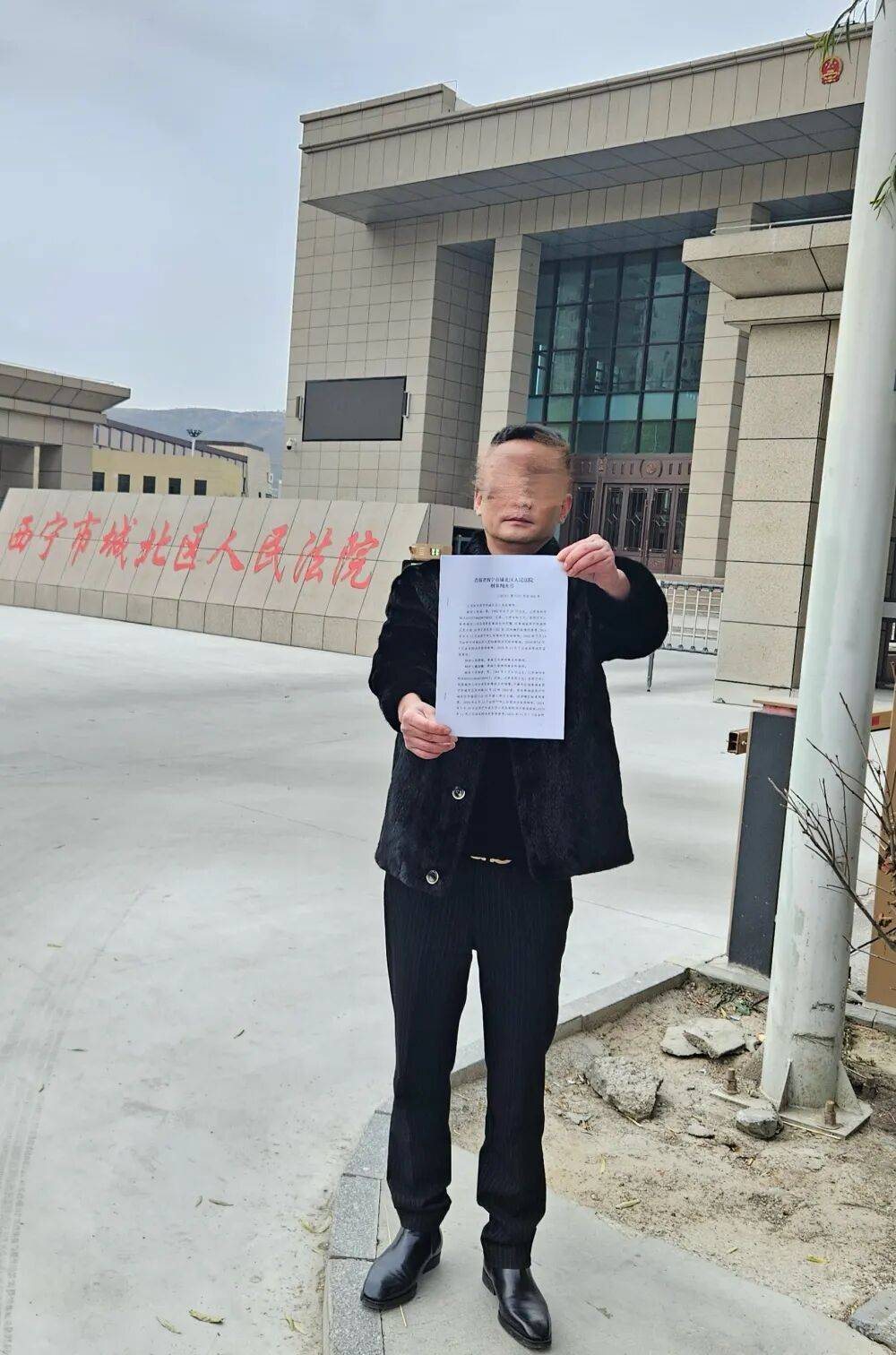 皇冠信用网代理注册_母亲派出所里遭民警责骂皇冠信用网代理注册，男子插话后被拖进女厕群殴：涉案民警获刑8个月，两名辅警缓刑