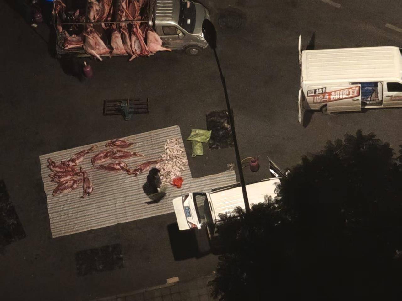 皇冠信用網在线申请
_成都街头凌晨惊现“流动猪肉摊”皇冠信用網在线申请
,一群人在路边地上剁猪肉为摊贩供货,当地回应