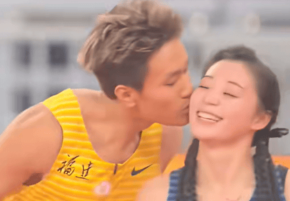 如何申请皇冠信用網会员_“夺冠能偷偷亲你一下不？”十五运会上如何申请皇冠信用網会员，这对田径CP的赛场之吻甜上热搜！