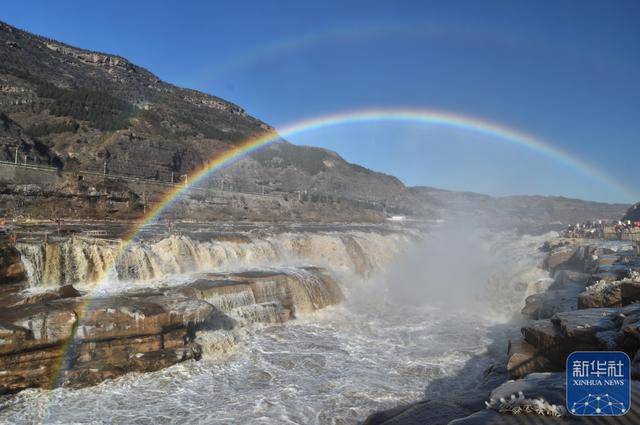 足球比赛_黄河壶口瀑布出现“双彩虹”
