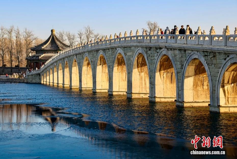 皇冠信用盘在线申请
_北京颐和园呈现“金光穿洞”景观