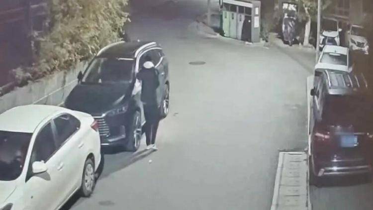 苏格兰超级联赛_看到立即报警苏格兰超级联赛!这种小卡片竟是电诈引流工具