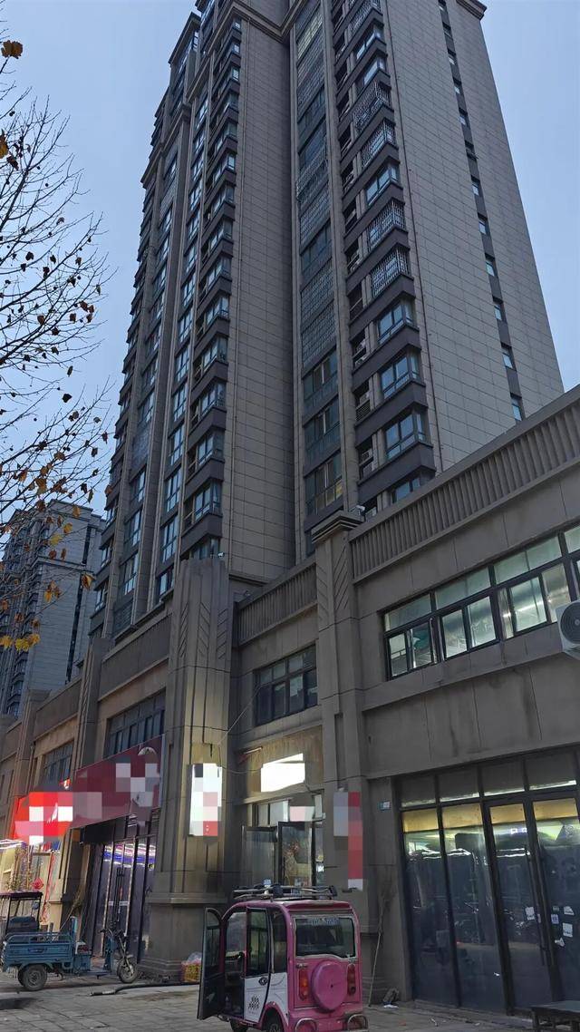 皇冠登1登2登3代理_妻儿三人被杀案受害者金手镯被剪断皇冠登1登2登3代理,失窃48克金首饰在货车上被找到,丈夫称案发数月前曾借5000元给嫌犯