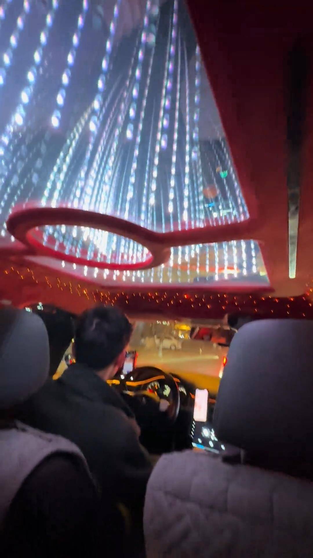 世界杯皇冠代理平台_长春一女子打车遇“最炫出租车”世界杯皇冠代理平台,车顶被改装为绚丽星空顶,网友:打车竟然打到了移动KTV