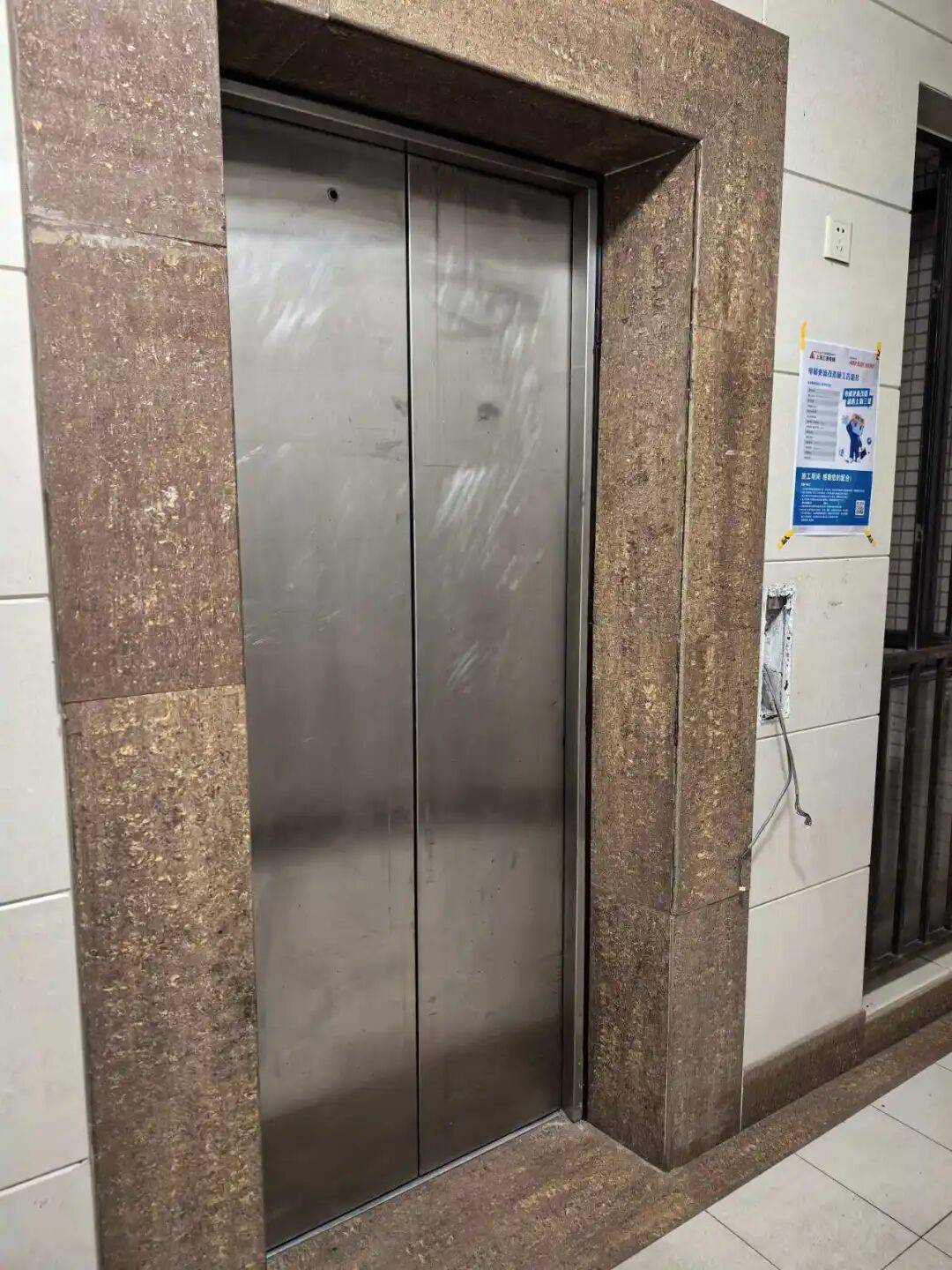 皇冠信用网注册账号_“爬楼爬到膝盖都要废了!”沪上居民楼唯一电梯拆除皇冠信用网注册账号,换新梯竟陷“漫漫苦等”