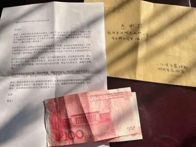 皇冠信用平台出租出售_湖北男子到杭州旅游皇冠信用平台出租出售,在公交车上差点“社死”,被3个小学生“感动到涌泉相报”