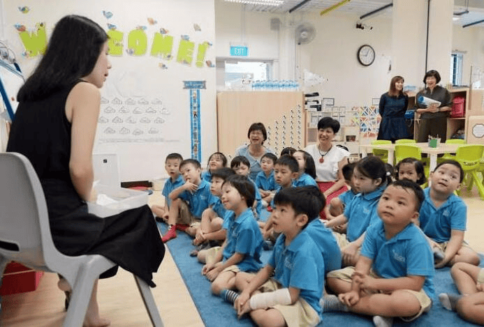 皇冠信用网登2_马来西亚华人被排挤但中文流利皇冠信用网登2,新加坡华人为何却主动抛弃中文?