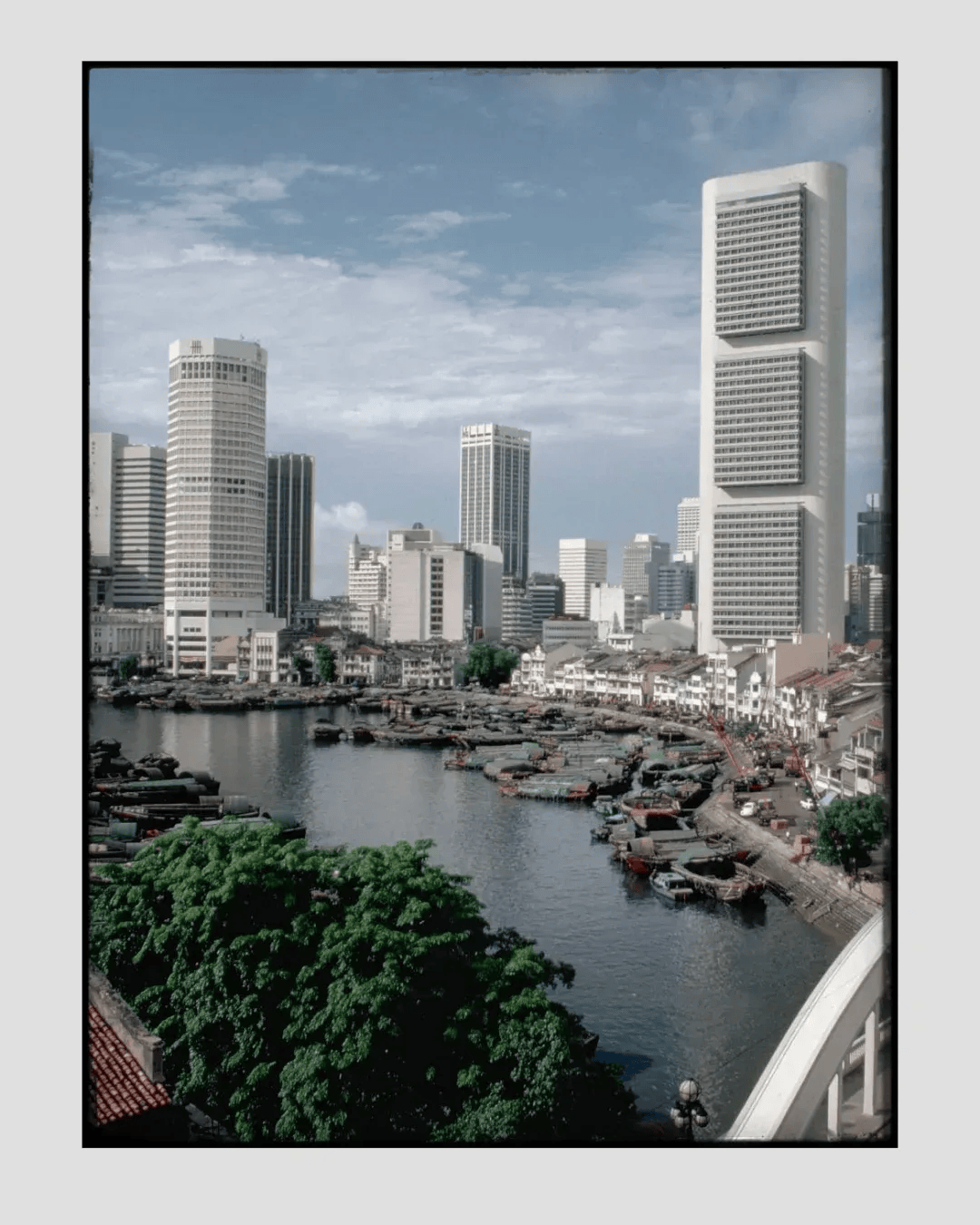 皇冠信用网登2_马来西亚华人被排挤但中文流利皇冠信用网登2,新加坡华人为何却主动抛弃中文?