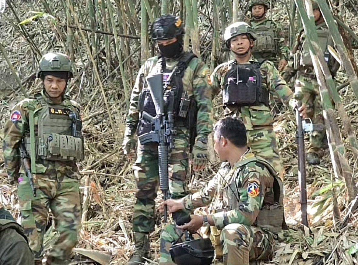 正版皇冠信用网代理_不给洪森父子拼命正版皇冠信用网代理,柬军跑了:泰国缴获中械摆一地,越南武器参战