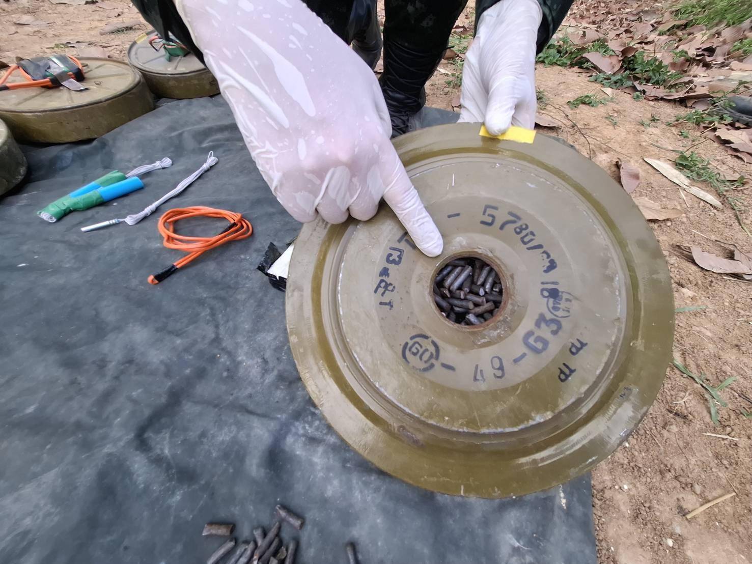 正版皇冠信用网代理_不给洪森父子拼命正版皇冠信用网代理,柬军跑了:泰国缴获中械摆一地,越南武器参战