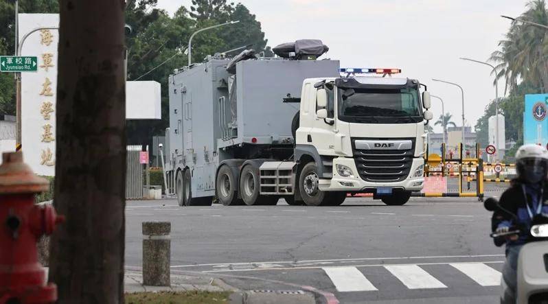 hga050皇冠手机登入_8个台军中将通报:解放军89架战机出击hga050皇冠手机登入,055开火,075舰逼近台岛