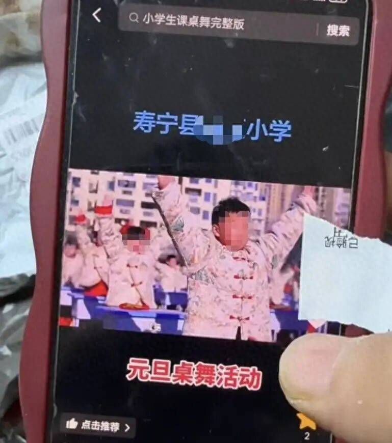 皇冠信用网登2代理_家长网购40套演出服元旦演出后退回28套皇冠信用网登2代理，部分还被剪了标签，商家：发视频曝光后，校方愿意回购这批服装