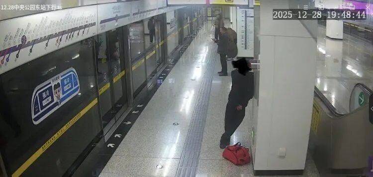 皇冠信用网在哪里开通_重庆一男子酒后连续三次按压紧急停车按钮皇冠信用网在哪里开通,致进站列车紧急制动!罚款500元