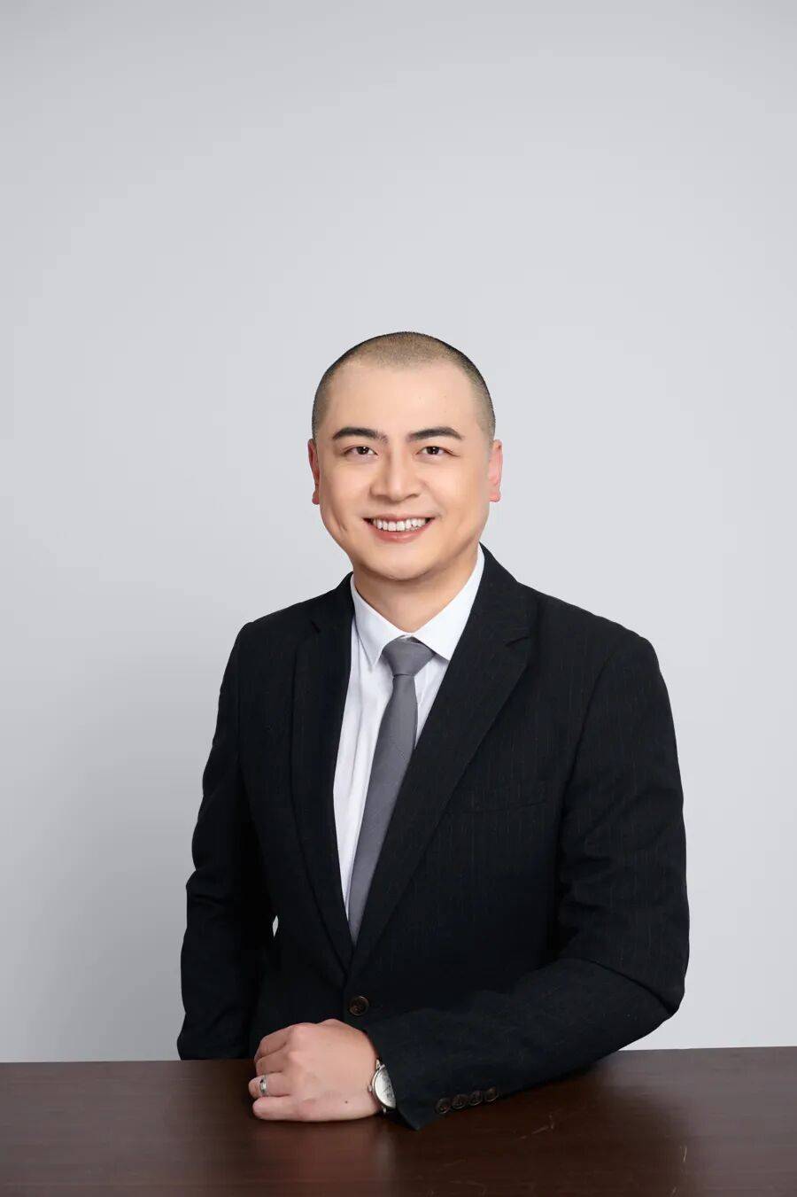 皇冠信用网正版开户_上海一厅局级干部突然辞职皇冠信用网正版开户,刚40岁出头!离开体制后,他比以前更忙了,全职创业究竟值吗?