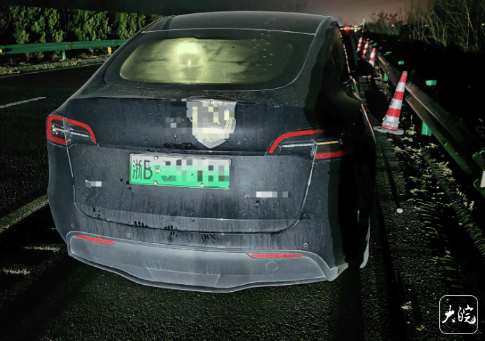 皇冠直播
_新能源汽车在高速上断电自动上锁皇冠直播
,一家5口被困车内报警求助,民警回应