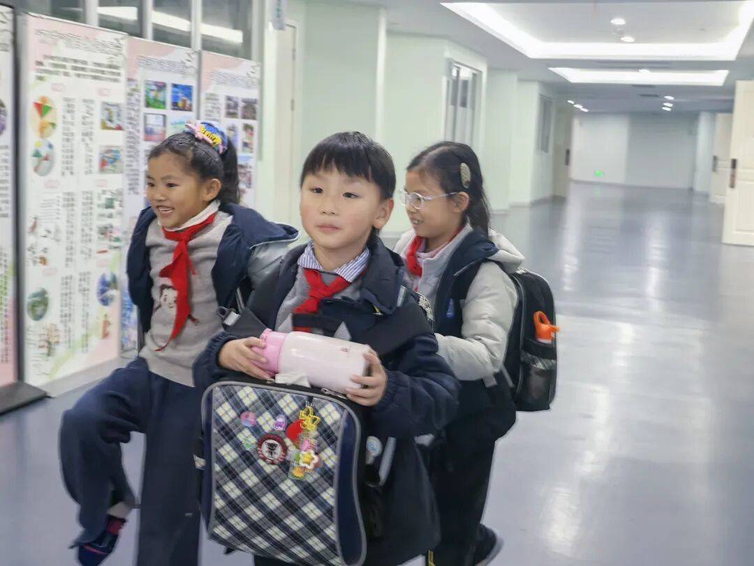 皇冠信用网注册网址_杭州小学女生躲在厕所偷偷哭皇冠信用网注册网址,医生建议休学!没想到2个月来,她一节课没落下!“原来除了爸爸妈妈,还有那么多人爱我”