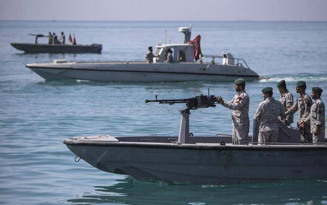 皇冠代理登1租用_不等中俄驰援皇冠代理登1租用，伊斯兰革命卫队动手，6艘快艇围捕美国油轮，美军击落伊朗无人机