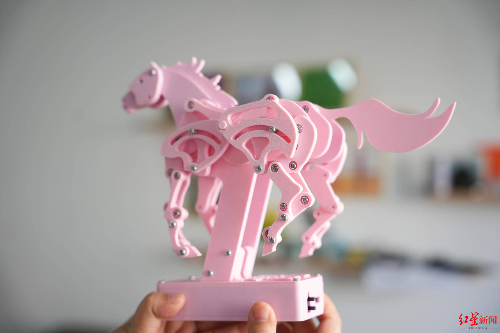 皇冠信用网怎么注册_春晚预热名场面皇冠信用网怎么注册！成都百万粉丝博主范十三带撒贝宁“御剑飞行”