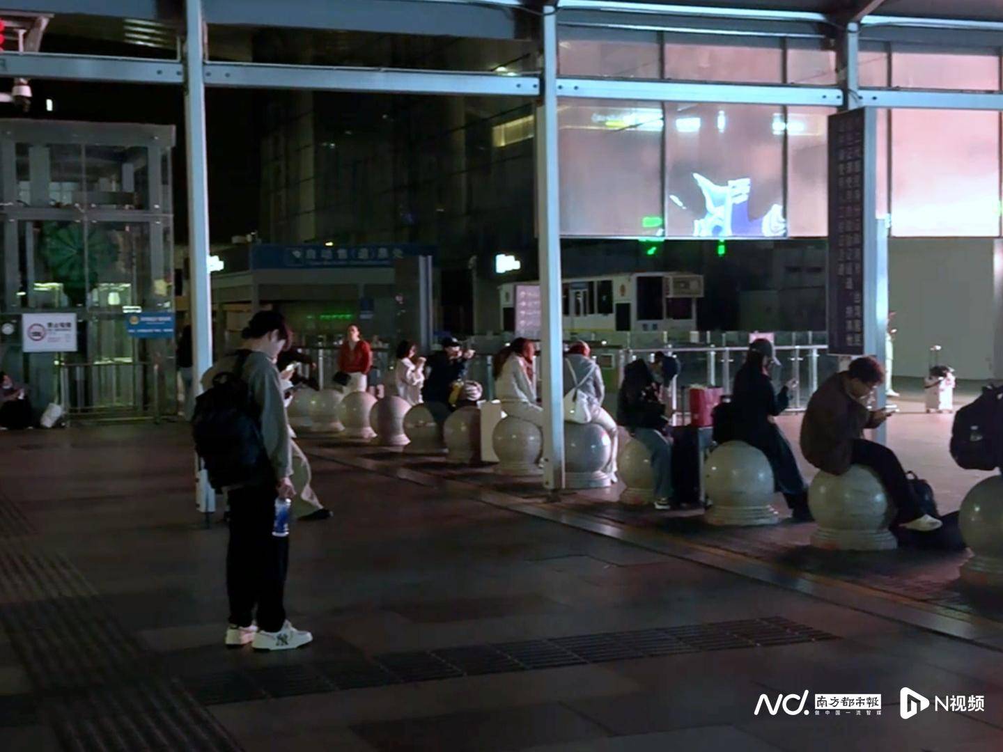 皇冠信用平台出租出售_跑了八小时只赚25块：他把自己从酒里开出来皇冠信用平台出租出售，也把年开回家