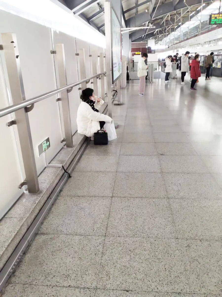 皇冠信用网代理注册_“实在站不动了”皇冠信用网代理注册,一等9分钟,有人干脆直接坐地上!上海一地铁站“无座可坐”,工作人员回应