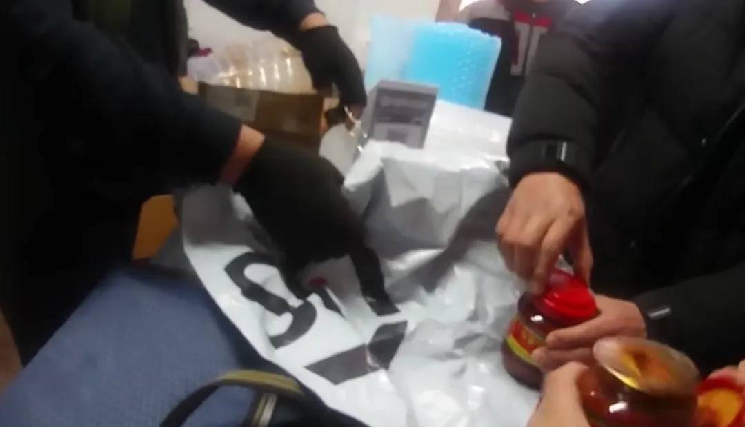 皇冠信用网登123出租_南京警方在豆瓣酱里挖呀挖呀挖皇冠信用网登123出租,挖出200克黄金!挽回疑遭电诈市民近30万损失