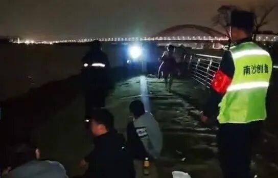 皇冠信用网平台 _广州一男子晚上散步时发现女子怀抱婴儿落水皇冠信用网平台 ，马上冲下江将其拖回岸边！