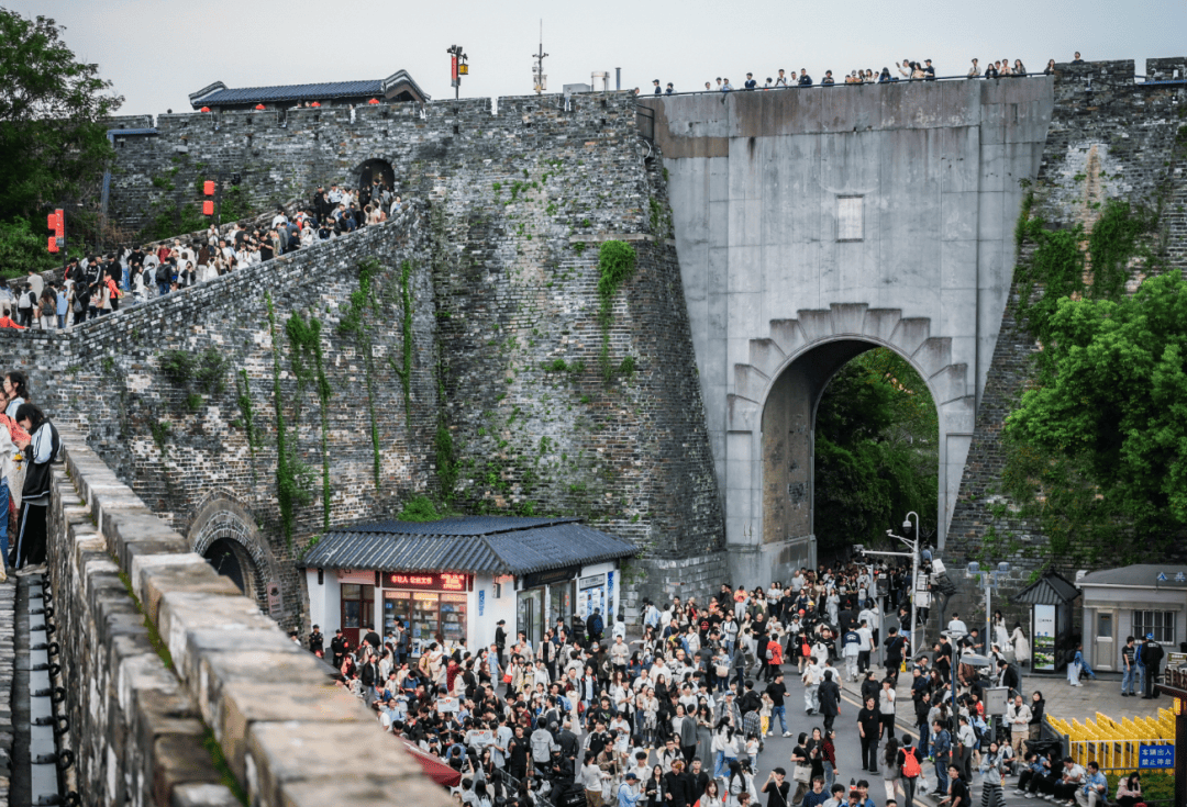 皇冠信用代理出租_“南京城墙成人墙了”；广州有餐厅排号超3500桌皇冠信用代理出租，点杯奶茶要等4小时；敦煌鸣沙山游客坐满山头如拼豆，“感觉有一亿人”