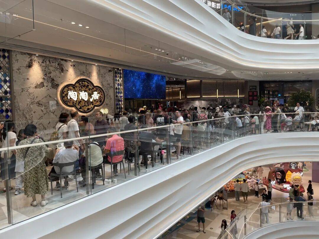皇冠信用代理出租_“南京城墙成人墙了”；广州有餐厅排号超3500桌皇冠信用代理出租，点杯奶茶要等4小时；敦煌鸣沙山游客坐满山头如拼豆，“感觉有一亿人”