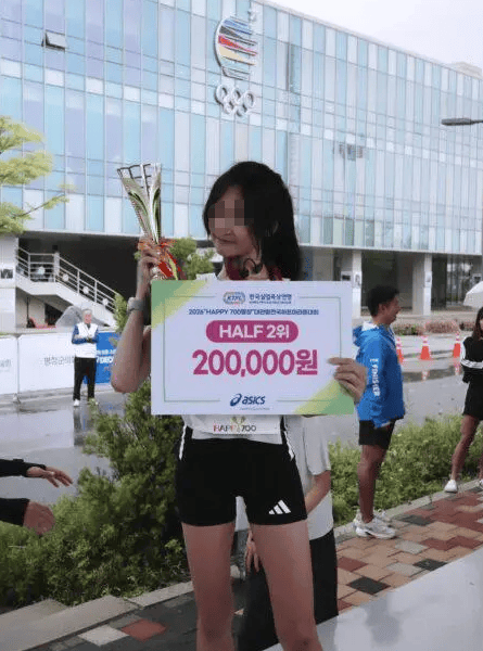 皇冠信用网出租足球_25岁女网红参加首尔马拉松比赛时不幸离世皇冠信用网出租足球,倒下时离终点只剩497米……